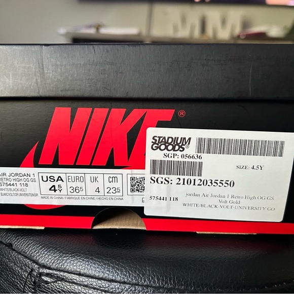 Jordan 1 Retro High OG "VOLT GOLD" | 4.5Y (GS) | blk wht gold yellow | Like New - Picture 10 of 12